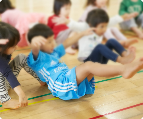 幅広いジャンルの曲で体で表現する楽しさを学びます