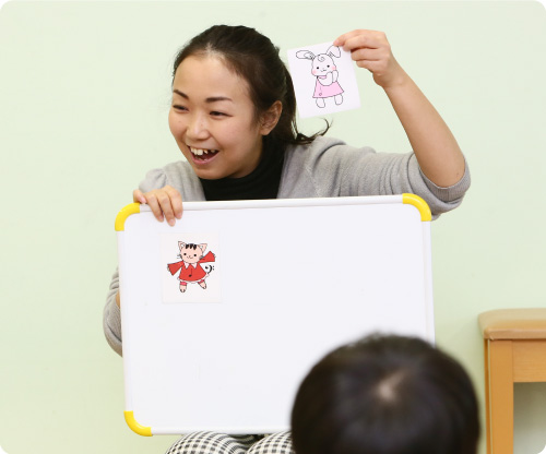 音楽に合わせて体を動かしながら音感力など、様々な能力を養います