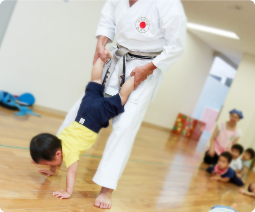 礼儀作法を学び、身体能力を伸ばしていきます